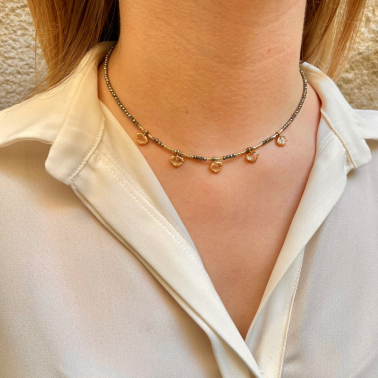 collier de type ras de cou porté