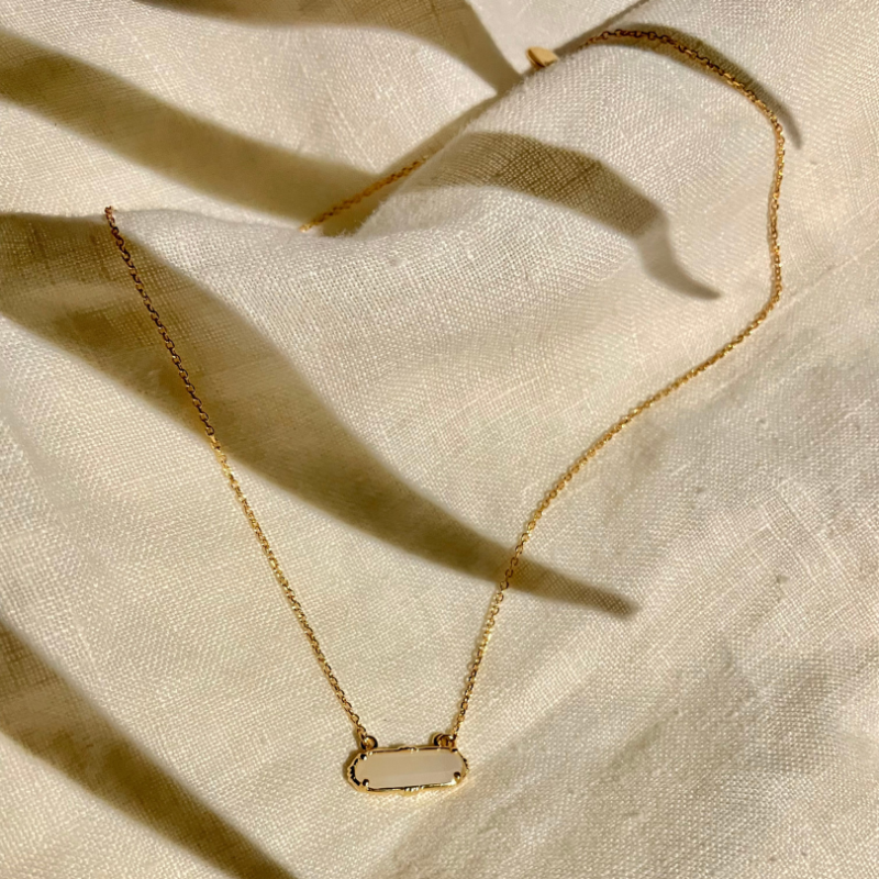 Collier pierre horizontale allongée