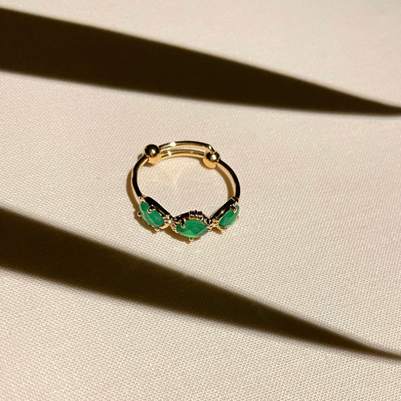 Bague dorée avec onyx vert