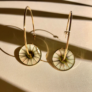 Grande boucles d'oreilles créoles, dorées et nacre