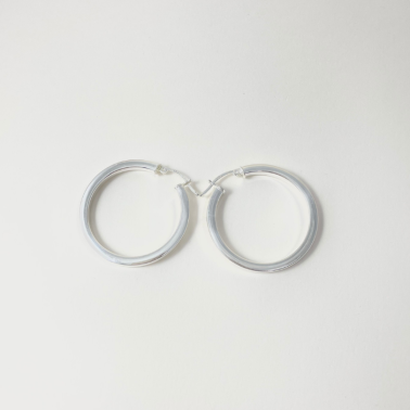 Boucles d'oreilles de type créoles en argent fabriquées en France