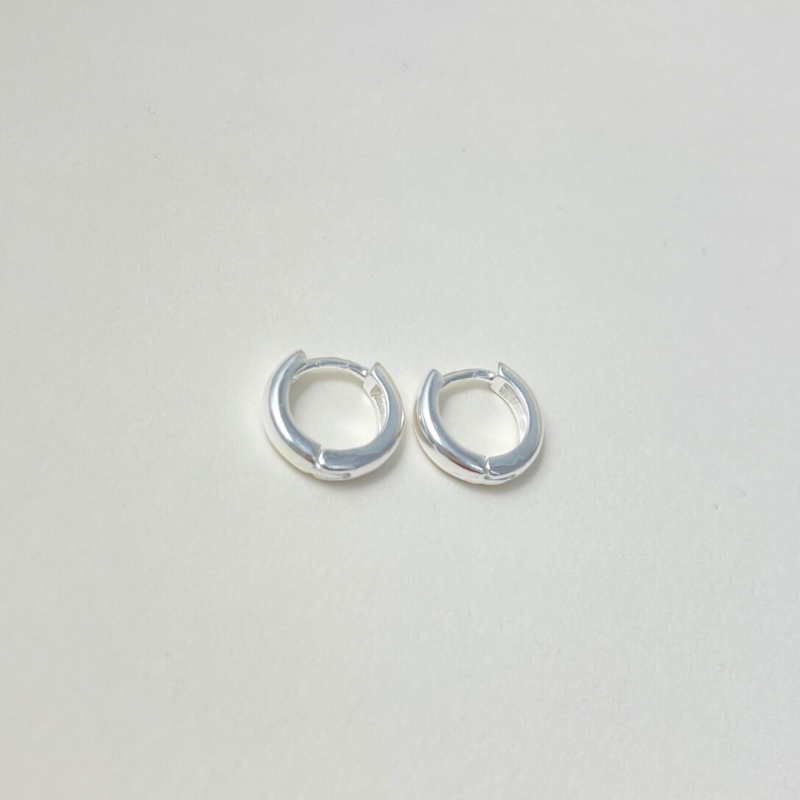 Boucles d'oreilles créoles minimalistes faites à la main en argent