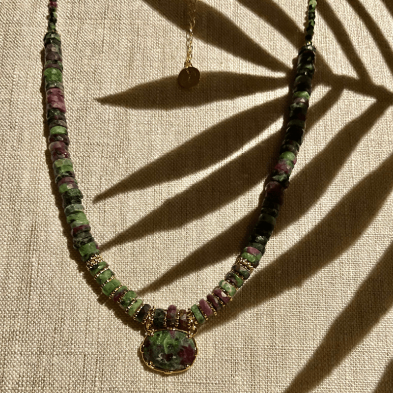 Collier HEISHI pierre, Au fil de lo