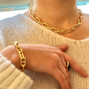 Collier grosse maille porté, assorti bracelet canyon et bague