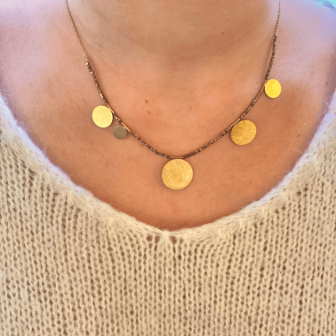 collier pastilles dorées porté