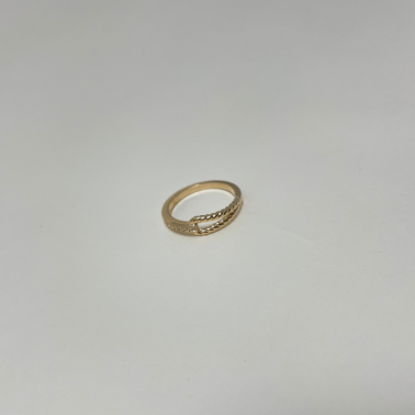 Bague dorée et fine avec zirconium