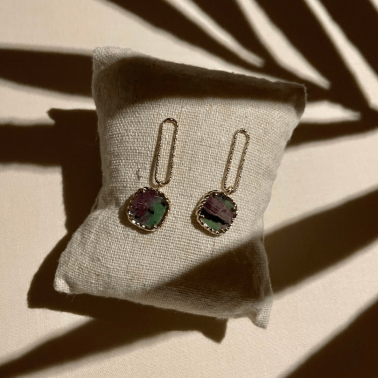 boucles d'oreilles pendantes dorées  et pierre Rubis Zoïsite