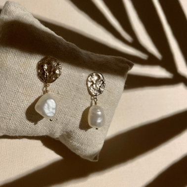 Boucle d'oreilles dorées pendantes goutte nacre