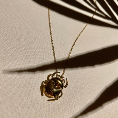 Pendentif scarabée au fil de lo