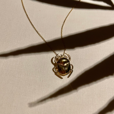 Collier scarabée doré au fil de lo