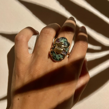 Bague rubis-zoïsite et scarabée