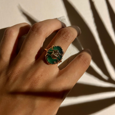 Jolie bague réglable scarabée doré et onyx vert