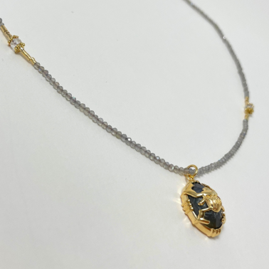 Collier sautoir au Fil de Lo, labradorite et scarabée doré