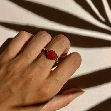 Bague fine dorée et pierre rouge